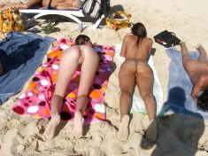Chicas desnudas en la playa